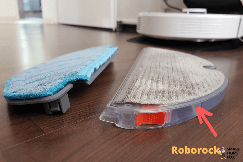 Салфетка Roborock Q7 Max+ лежит на полу рядом с салфеткой конкурента